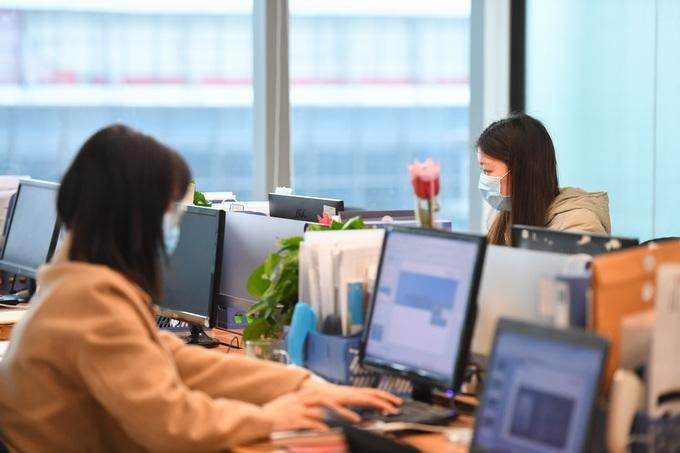 压力山大如何化解？报告：闲聊八卦是职场人最爱的解压方式