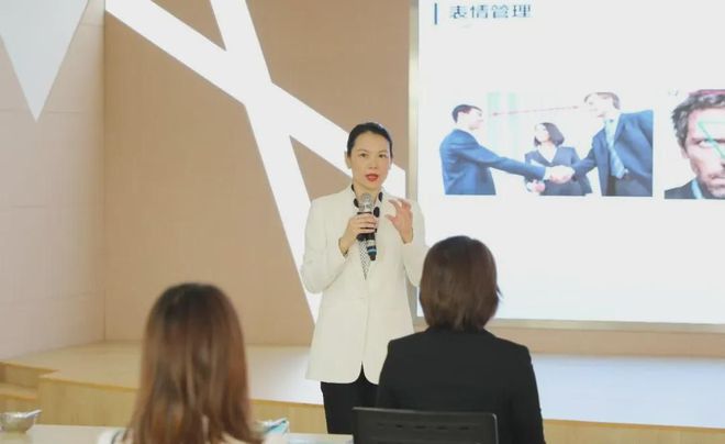 洪辉老师——斯坦霍普创始人、礼仪、沟通、情商培训专家(图2)