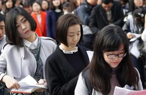 人数再降50万国家线“大跳水”：学历贬值潮下考研还是好出路吗？(图8)