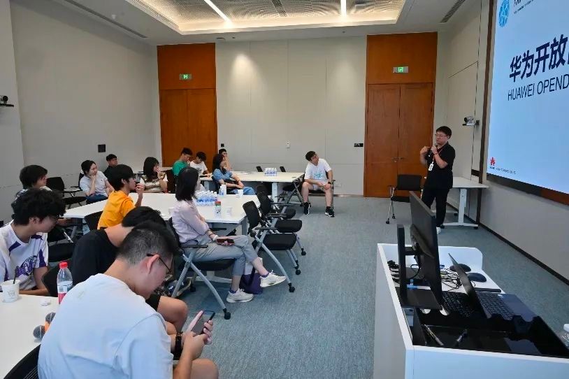 【安徽日报客户端】从校园到产业前沿！中科大人工智能与数据科学学院暑期实践团赴上海解码人工智能与创新产业发展(图2)
