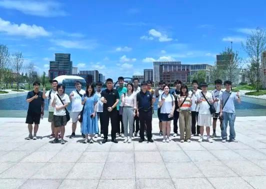 【安徽日报客户端】从校园到产业前沿！中科大人工智能与数据科学学院暑期实践团赴上海解码人工智能与创新产业发展(图1)