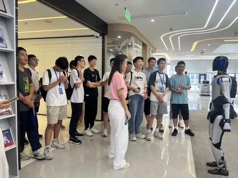 【安徽日报客户端】从校园到产业前沿！中科大人工智能与数据科学学院暑期实践团赴上海解码人工智能与创新产业发展(图4)