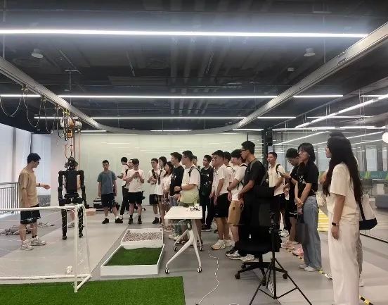 【安徽日报客户端】从校园到产业前沿！中科大人工智能与数据科学学院暑期实践团赴上海解码人工智能与创新产业发展(图8)