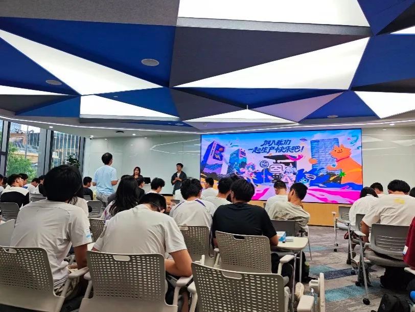 【安徽日报客户端】从校园到产业前沿！中科大人工智能与数据科学学院暑期实践团赴上海解码人工智能与创新产业发展(图10)