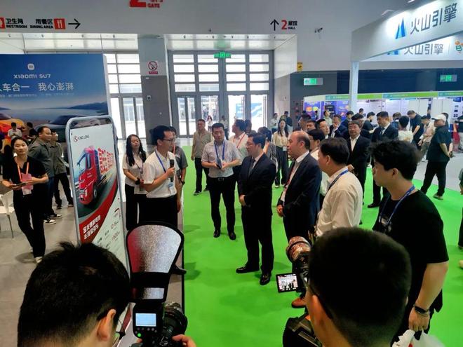 续航突破500公里金龙氢能重卡亮相(图3)