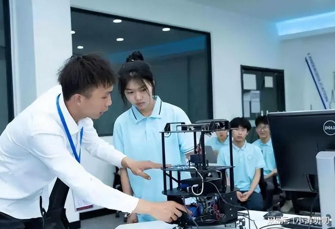 2025就业冰火两重天：有人月薪过万躺赢有人3千挣扎温饱！(图2)