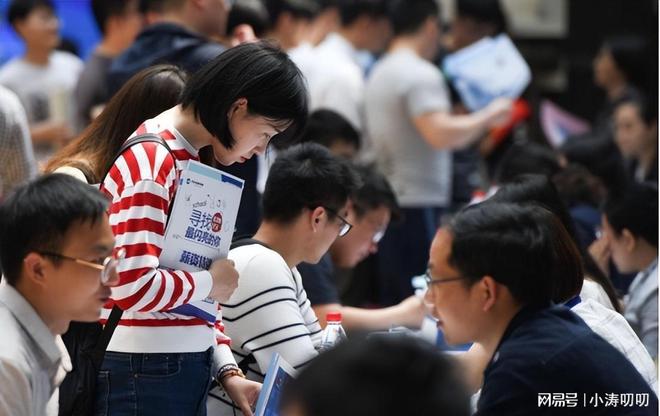 2025就业冰火两重天：有人月薪过万躺赢有人3千挣扎温饱！(图5)