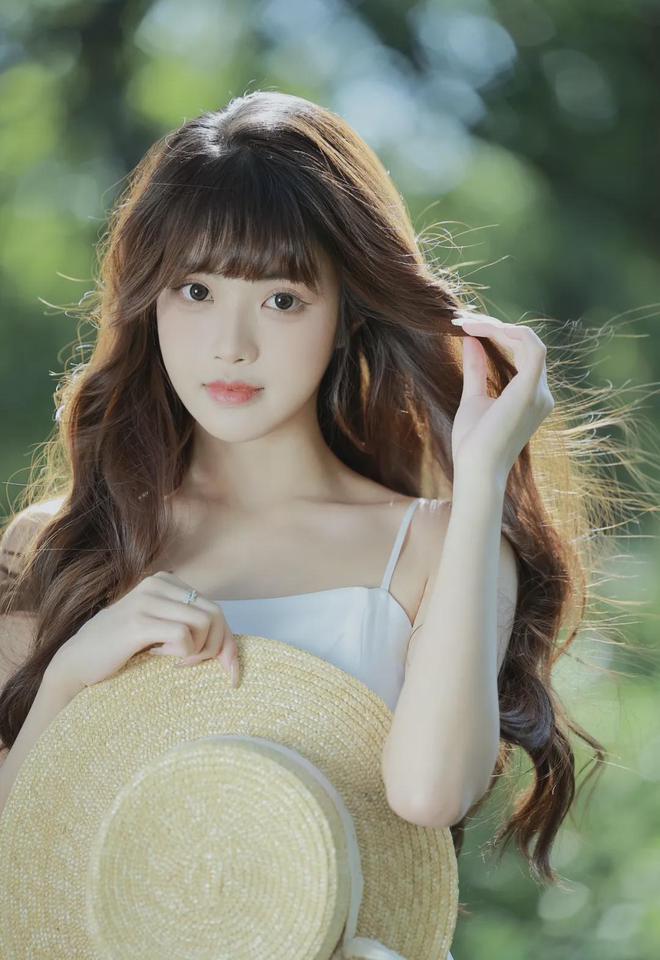 将军低头含住了她的前胸