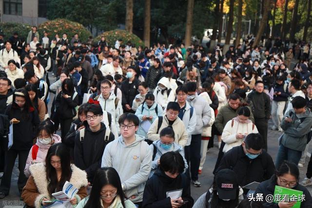 历史性破冰！国考首破35岁门槛371万人角逐背后是职场公平觉醒