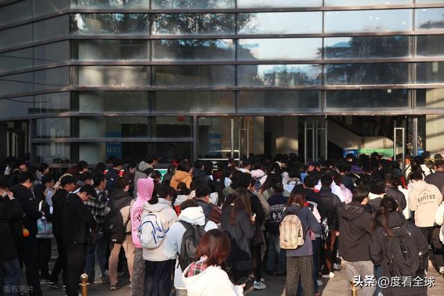 历史性破冰！国考首破35岁门槛371万人角逐背后是职场公平觉醒(图2)