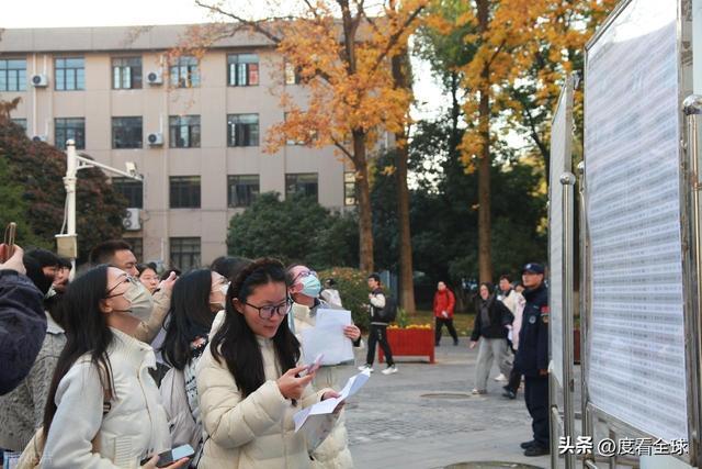 历史性破冰！国考首破35岁门槛371万人角逐背后是职场公平觉醒(图3)