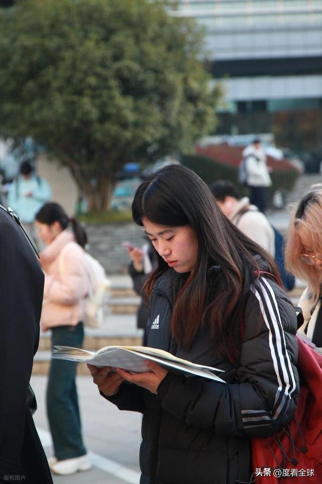 历史性破冰！国考首破35岁门槛371万人角逐背后是职场公平觉醒(图8)