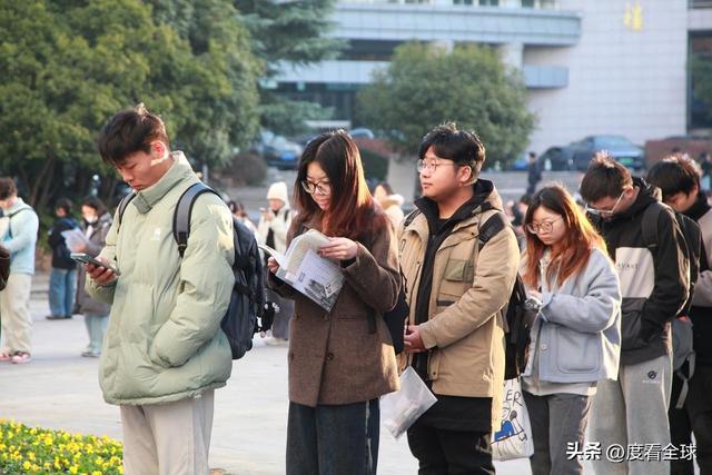 历史性破冰！国考首破35岁门槛371万人角逐背后是职场公平觉醒(图5)