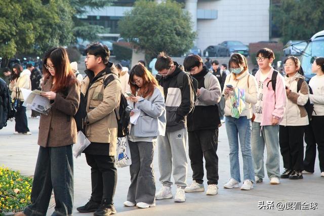 历史性破冰！国考首破35岁门槛371万人角逐背后是职场公平觉醒(图7)