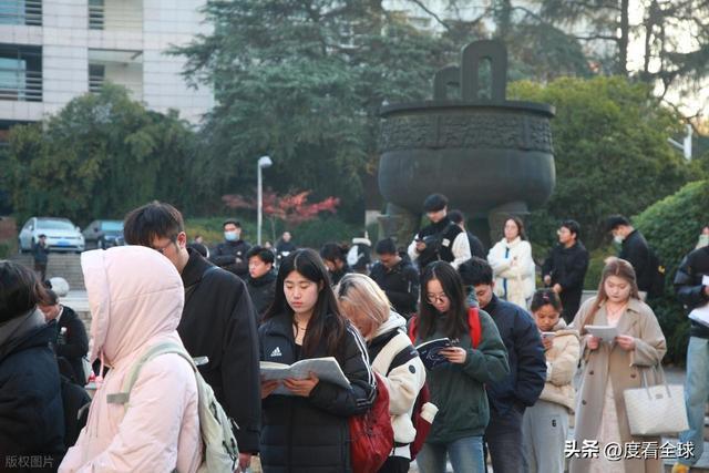 历史性破冰！国考首破35岁门槛371万人角逐背后是职场公平觉醒(图6)