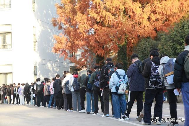 历史性破冰！国考首破35岁门槛371万人角逐背后是职场公平觉醒(图10)