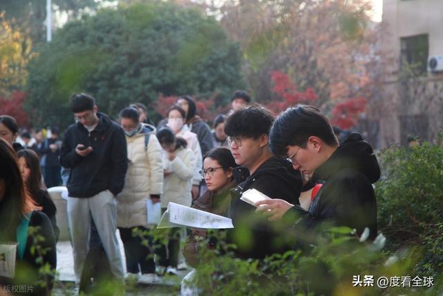 历史性破冰！国考首破35岁门槛371万人角逐背后是职场公平觉醒(图12)