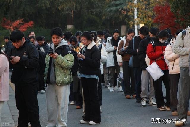 历史性破冰！国考首破35岁门槛371万人角逐背后是职场公平觉醒(图11)