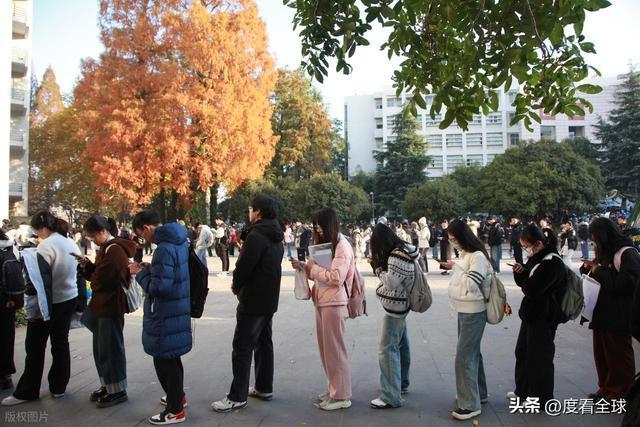 历史性破冰！国考首破35岁门槛371万人角逐背后是职场公平觉醒(图13)