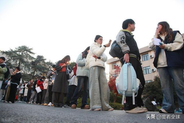 历史性破冰！国考首破35岁门槛371万人角逐背后是职场公平觉醒(图9)