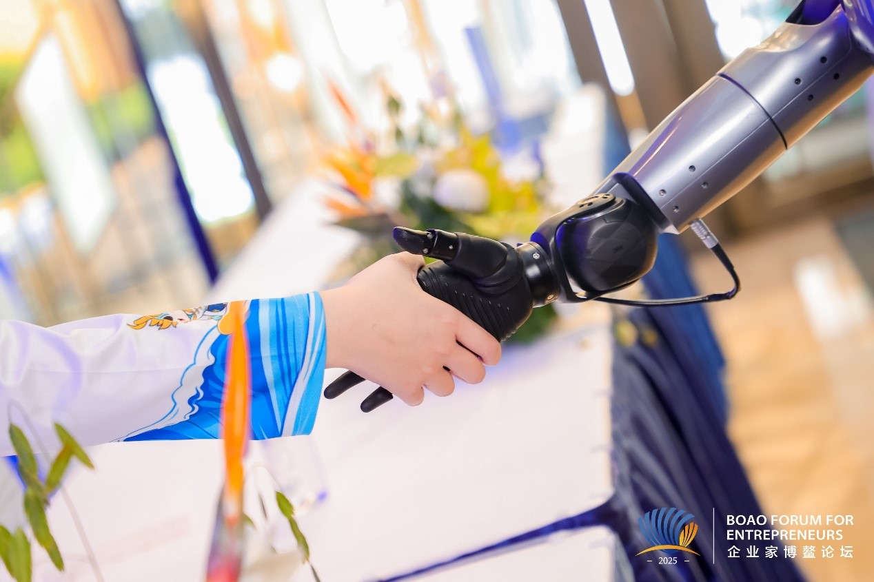 懂礼仪的“新同事”擎朗人形机器人亮相2025企业家博鳌论坛