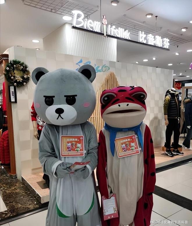 别劝孔乙己脱长衫！脱下后没有新衣只有碎玻璃和更低工资(图4)