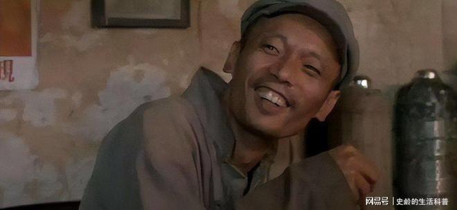 别劝孔乙己脱长衫！脱下后没有新衣只有碎玻璃和更低工资(图7)