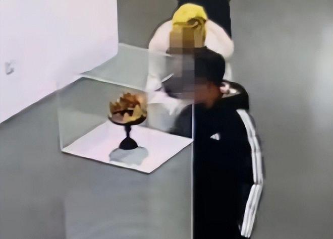 张凯毅的黄金凤冠被男童毁坏发文求助网友却被扒黑料掉粉30万(图2)