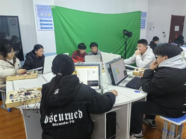 一所县城中职的转型路：“土”“洋”结合(图3)